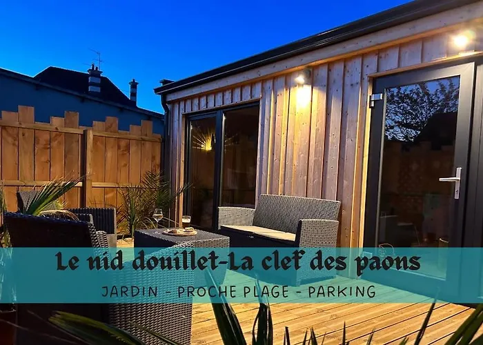 Le Nid Douillet Proche De La Mer. La Clef Des Paons